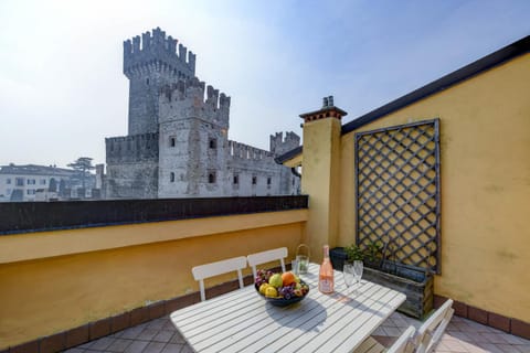 View (from property/room), Balcony/Terrace, Dining area, Landmark view