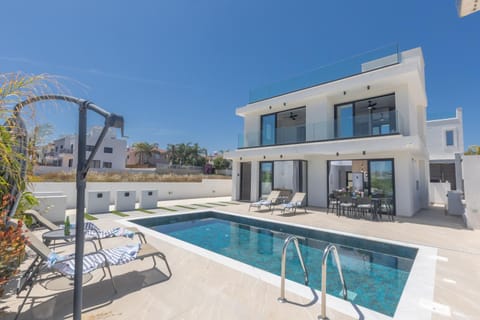 Property building, Day, Swimming pool, sunbed
