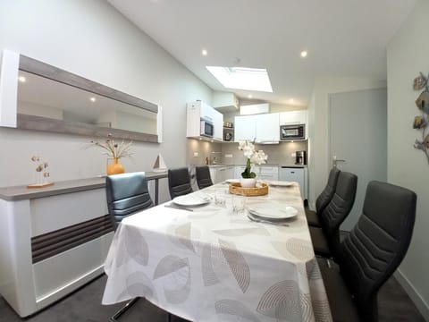 Kitchen or kitchenette, Living room, Seating area, Dining area, stove