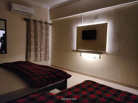 Bed, TV and multimedia, Photo of the whole room, Bedroom, air conditioner
