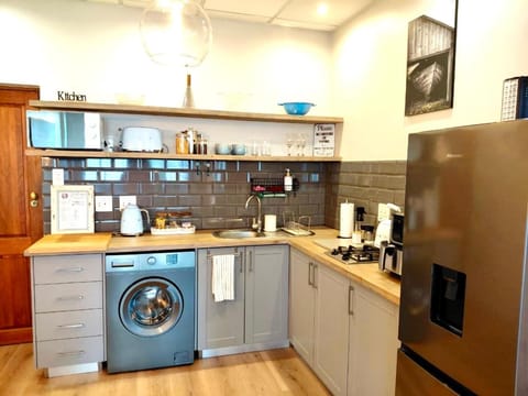 Coffee/tea facilities, Kitchen or kitchenette, stove, toaster, washing machine