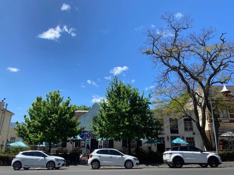 Restaurant/places to eat, Day, Neighbourhood, Lounge or bar