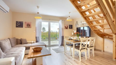 TV and multimedia, Living room, Seating area, Dining area