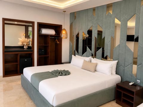 Bed, Bedroom, minibar, wardrobe