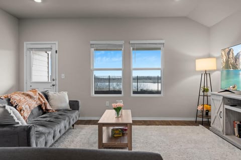 TV and multimedia, Living room, Seating area, Evening entertainment, Lake view