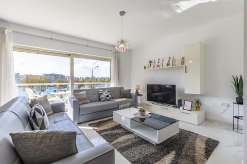 Communal lounge/ TV room, TV and multimedia, Living room, Seating area, Evening entertainment