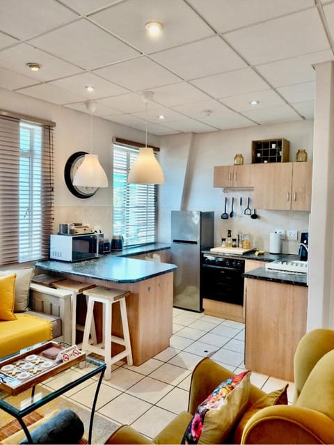 Coffee/tea facilities, Kitchen or kitchenette, Living room, Seating area, Dining area, stove, toaster