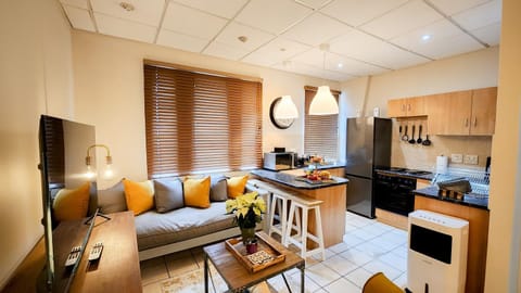 Kitchen or kitchenette, Living room, Seating area, Dining area, minibar, stove, toaster