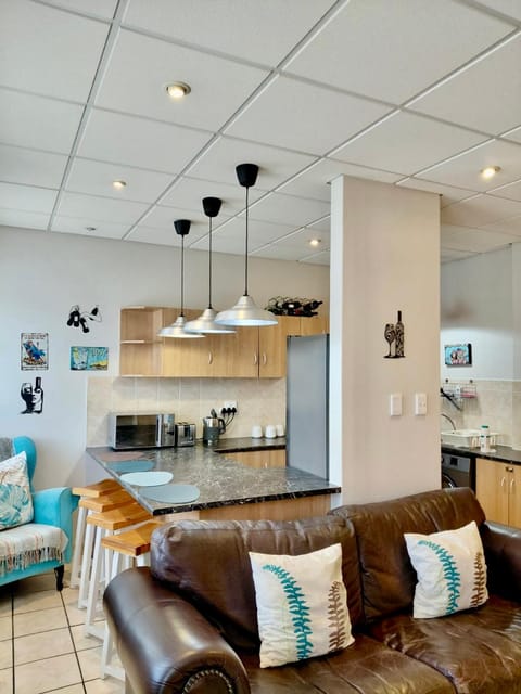 Kitchen or kitchenette, Living room, Seating area, Dining area, stove