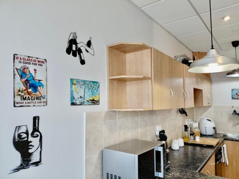 Coffee/tea facilities, Kitchen or kitchenette, stove, toaster