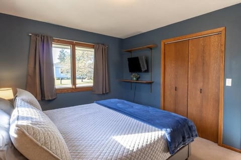 Family Home W/ 2 King, 2 Queen Beds + Game Room House in Bemidji