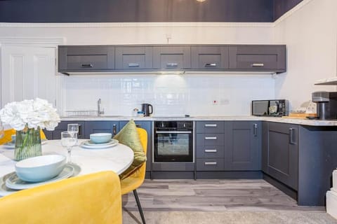 Coffee/tea facilities, Kitchen or kitchenette, Dining area, dishwasher, minibar, pet friendly, stove, toaster