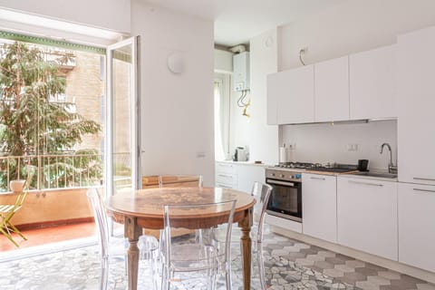 Kitchen or kitchenette, Dining area, stove
