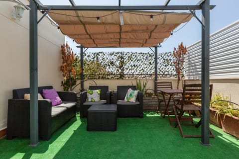 Property building, Balcony/Terrace, Living room