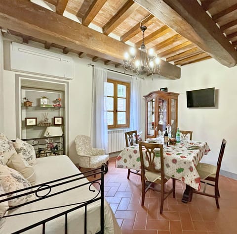 Communal lounge/ TV room, TV and multimedia, Living room, Seating area, Dining area, Evening entertainment