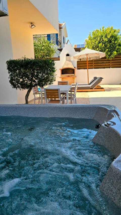 Patio, Day, Hot Tub, Balcony/Terrace, Dining area, Pool view, Swimming pool, sunbed
