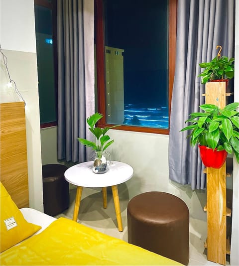 Bed, Photo of the whole room, Seating area, Bedroom