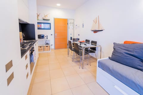 Kitchen or kitchenette, Living room, Seating area, Dining area, minibar, pet friendly