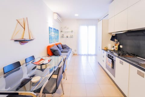 Kitchen or kitchenette, Living room, Seating area, Dining area, pet friendly, stove