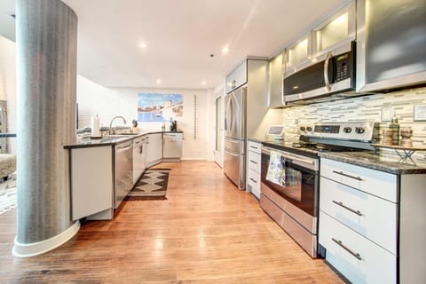 Waterfront Cleveland Apt about 1 Mi to Downtown Apartment in Ohio City