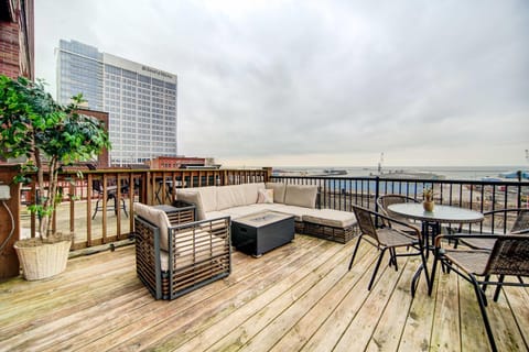 Waterfront Cleveland Apt about 1 Mi to Downtown Apartment in Ohio City