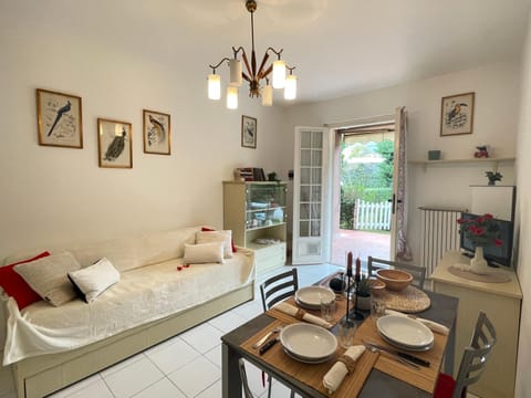 Bed, Kitchen or kitchenette, Living room, Photo of the whole room, Seating area, Dining area