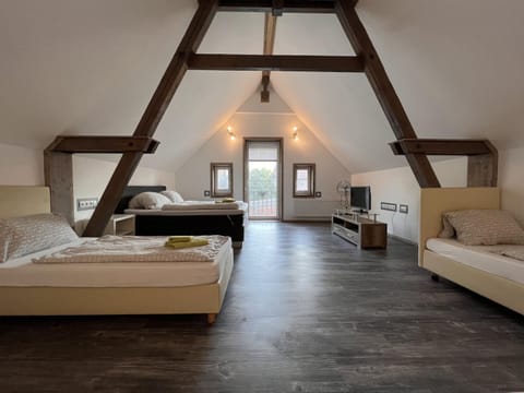 Bed, TV and multimedia, Photo of the whole room, Bedroom, towels