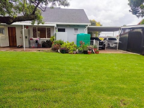 Property building, Garden, Garden view, Parking