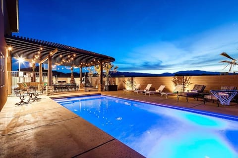 Paradise Village 107 Private Pool, Hot Tub, Pickle-ball, Basketball, Futsal Court, and Game Room House in Santa Clara