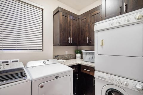 Paradise Village 107 Private Pool, Hot Tub, Pickle-ball, Basketball, Futsal Court, and Game Room House in Santa Clara