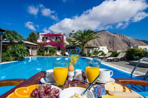 Day, Food and drinks, Swimming pool, Breakfast, Continental breakfast, locker