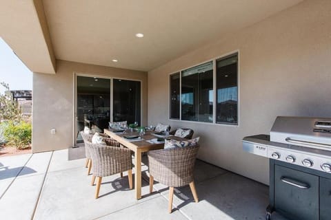 Paradise Village 115 Poolside Heaven Private Hot Tub and Ping Pong Table, Community Water Park and Kids Cove House in Santa Clara