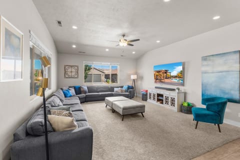 Paradise Village 121 Private Hot Tub, X BOX, 5 Bikes, Bag Toss, Pack n' Play, Games, Mountain Views, and More House in Santa Clara