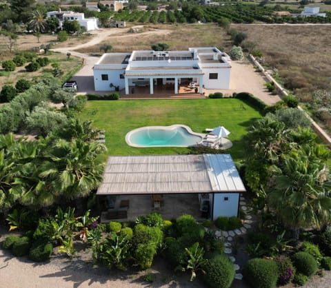 Property building, Spring, Day, Natural landscape, Bird's eye view, Garden, Garden view, Pool view, Swimming pool, sunbed