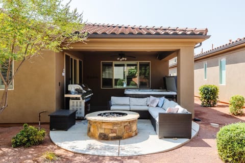 Paradise Village at Zion 28 Private Hot Tub, Outdoor firepit, and Community Pool House in Santa Clara