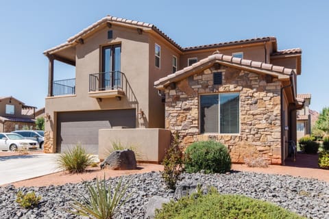 Paradise Village 36 Bunk Beds, BBQ Grill, Community Resort Style Pool and Water Park House in Santa Clara