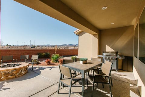 Paradise Village 78 l Desert Mountain Oasis BBQ Grill, Fire Pit, Community Resort Style Pool and Water Park House in Santa Clara