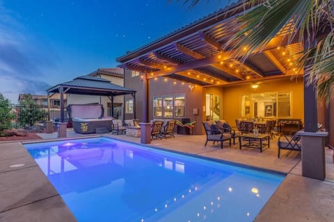 96 PV Luxury Getaway with Private Hot Tub, Ping Pong, Community Pool, Water Park and Lazy River House in Santa Clara