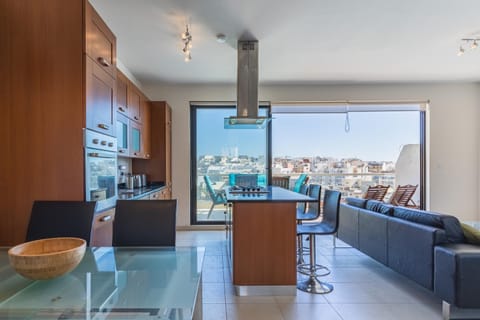 View (from property/room), Balcony/Terrace, Kitchen or kitchenette, Living room, Seating area, Dining area