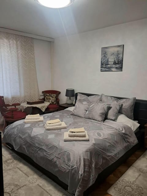 Bed, Photo of the whole room, Bedroom, towels
