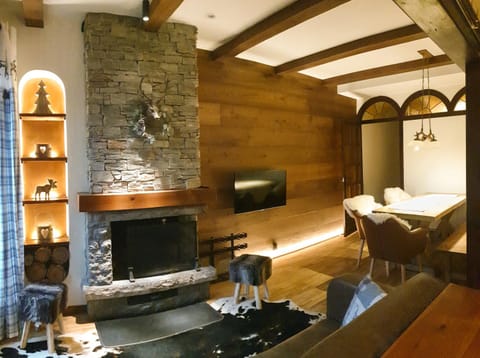 TV and multimedia, Living room, Seating area, flat iron