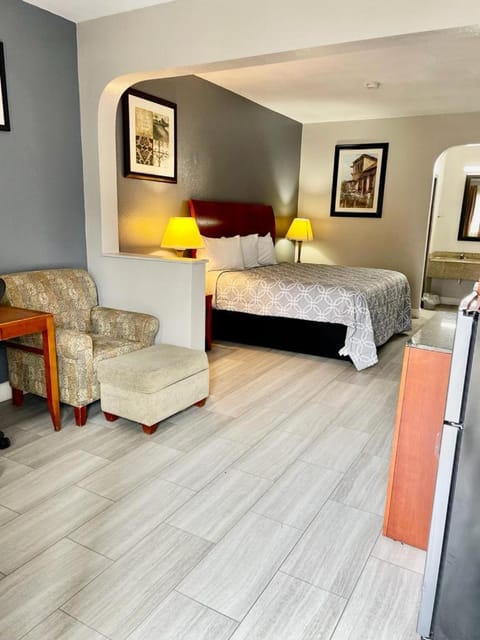 Bed, Photo of the whole room, Seating area, hair dresser