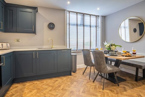 Coffee/tea facilities, Kitchen or kitchenette, Dining area