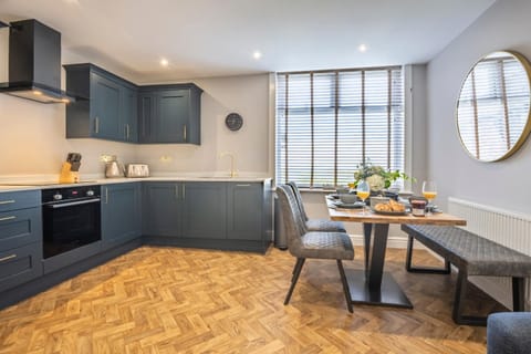 Coffee/tea facilities, Kitchen or kitchenette, Dining area, stove