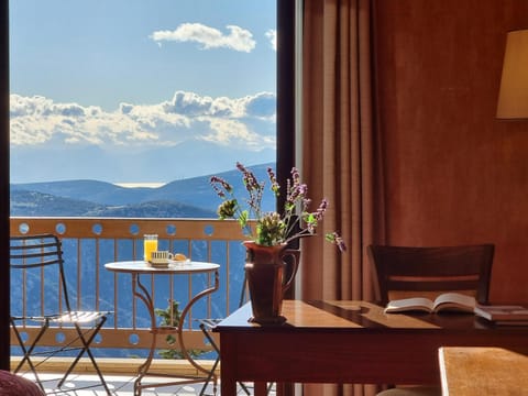 Balcony/Terrace, Mountain view