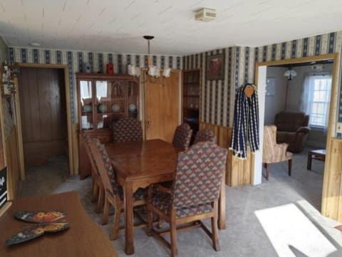 Entire Home - 4 Bedroom - Canandaigua - Steps Off Downtown - Walking distance to Restaurants, Shops, Breweries & Pubs Apartment in Canandaigua Lake