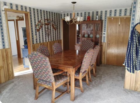 Entire Home - 4 Bedroom - Canandaigua - Steps Off Downtown - Walking distance to Restaurants, Shops, Breweries & Pubs Apartment in Canandaigua Lake