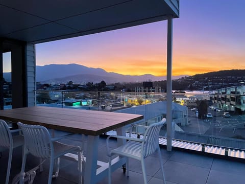 View (from property/room), Balcony/Terrace, Dining area, Landmark view, Mountain view, Sunset