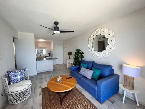 Kitchen or kitchenette, Living room, Seating area, fireplace
