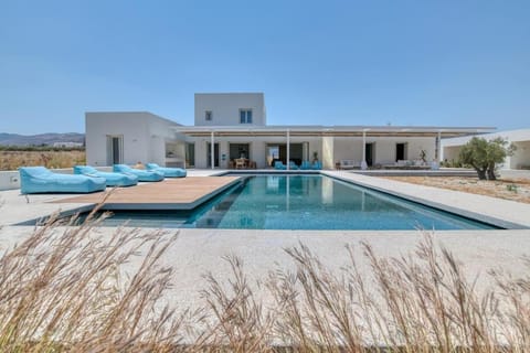Property building, Patio, Natural landscape, Pool view, Swimming pool, Swimming pool, sunbed